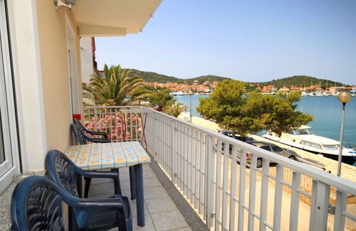 Kukljica Apartment | Two bedroom apartment near beach Kukljica, Ugljan (A-8252-a)