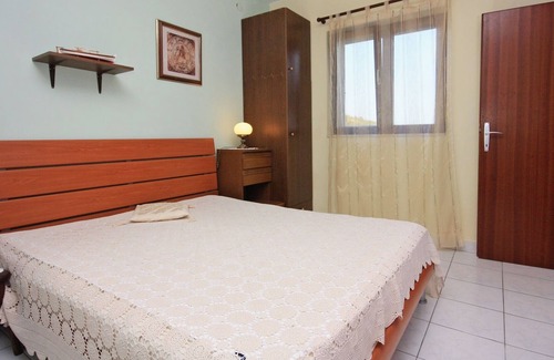 Nerezise Apartment | Two bedroom apartment with terrace and sea view Cove Vela Farska, Brač (A-2897-a)