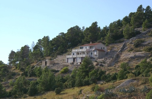 Nerezise Apartment | Two bedroom apartment with terrace and sea view Cove Vela Farska, Brač (A-2897-b)