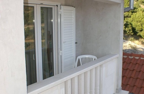 Nerezise Apartment | Two bedroom apartment with terrace and sea view Cove Vela Farska, Brač (A-2897-b)