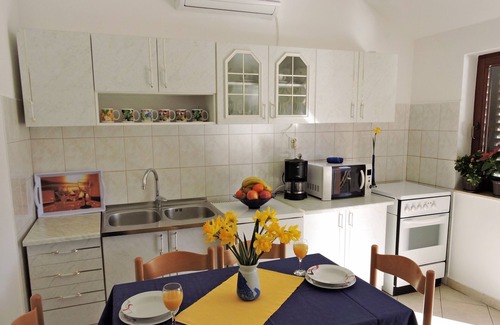 Veli Rat Apartment | Two bedroom apartment with terrace and sea view Veli Rat, Dugi otok (A-436-a)