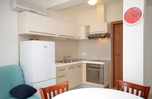 Verunic Apartment | Two bedroom apartment near beach Verunić, Dugi otok (A-8103-a)