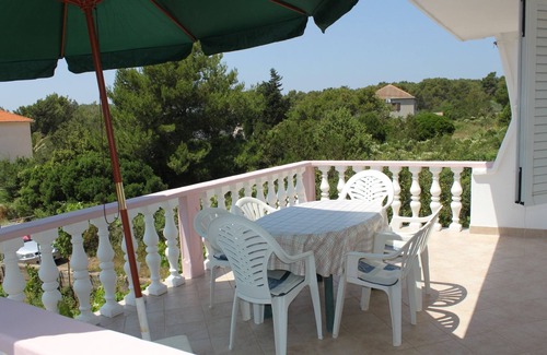 Verunic Apartment | Two bedroom apartment with terrace and sea view Verunić, Dugi otok (A-8104-a)