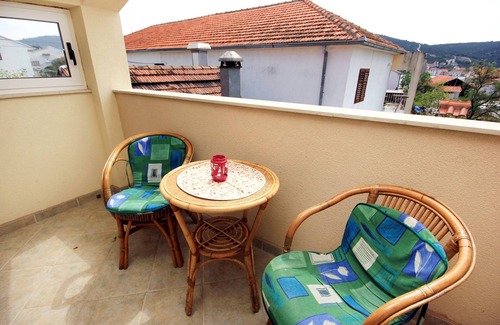 Vinisce Apartment | Two bedroom apartment with terrace Vinišće, Trogir (A-10008-a)