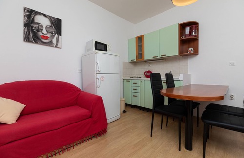 Mimice Apartment | Two bedroom apartment near beach Mimice, Omiš (A-2736-e)
