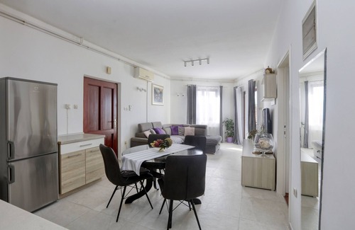 Jezera Apartment | Two bedroom apartment near beach Jezera, Murter (A-796-a)