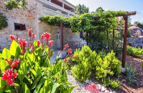 Gdinj Apartment | Two bedroom apartment near beach Cove Skozanje, Hvar (A-5713-a)