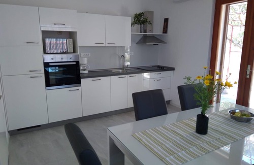 Selca Apartment | Two bedroom apartment near beach Puntinak, Brač (A-12255-a)