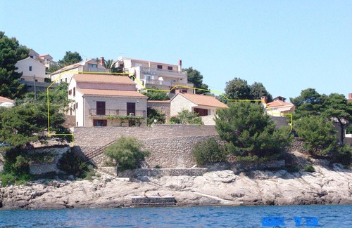 Selca Apartment | Two bedroom apartment near beach Puntinak, Brač (A-12255-a)