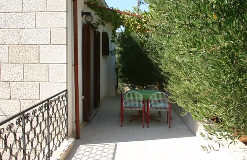Selca Apartment | Two bedroom apartment near beach Puntinak, Brač (A-12255-a)