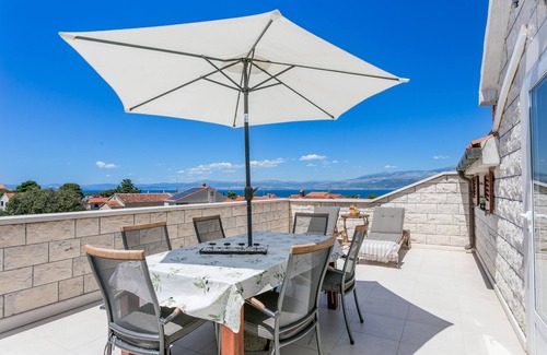 Supetar Apartment | Two bedroom apartment with terrace and sea view Supetar, Brač (A-5658-a)
