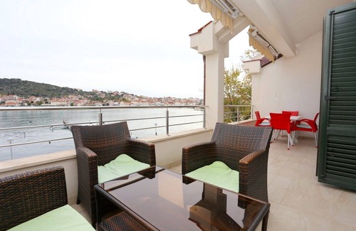 Trogir Apartment | Two bedroom apartment with terrace and sea view Trogir (A-16211-a)