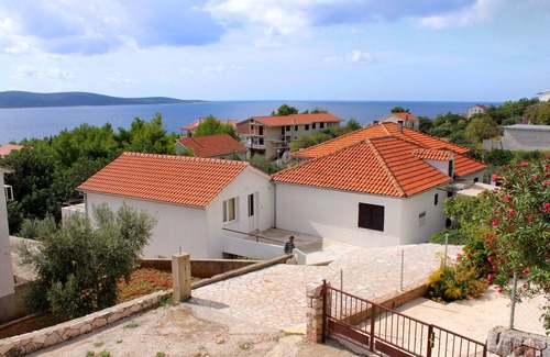 Zavala Apartment | Two bedroom apartment with terrace and sea view Zavala, Hvar (A-128-a)