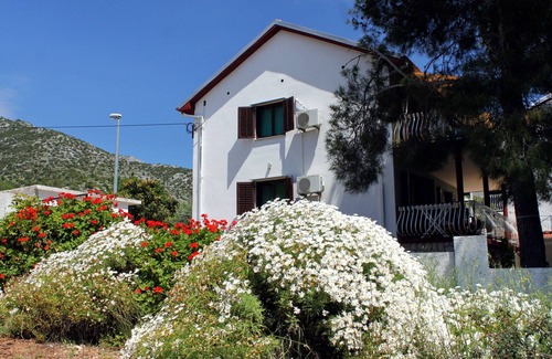 Zavala Apartment | Two bedroom apartment with terrace and sea view Zavala, Hvar (A-594-a)