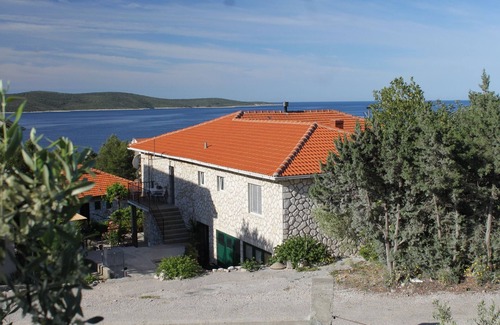 Zavala Apartment | Two bedroom apartment with terrace and sea view Zavala, Hvar (A-8802-c)