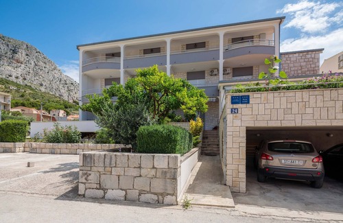 Omis Apartment | Two bedroom apartment with terrace and sea view Duće, Omiš (A-18155-b)
