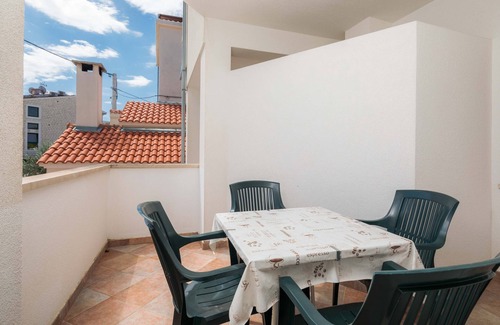 Omis Apartment | Two bedroom apartment with terrace and sea view Duće, Omiš (A-18155-b)