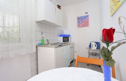 Borak Apartment | Two bedroom apartment with terrace and sea view Omiš (A-18919-a)