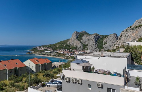 Omis Apartment | Two bedroom apartment with terrace and sea view Omiš (A-20689-a)
