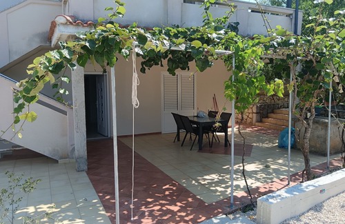 Lun Apartment | Two bedroom apartment with terrace Lun, Pag (A-24796-a)