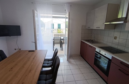 Lun Apartment | Two bedroom apartment with terrace and sea view Lun, Pag (A-24796-d)