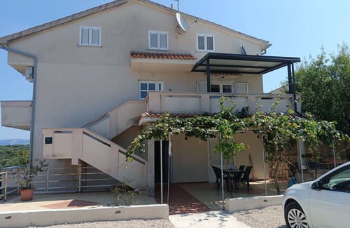 Lun Apartment | Two bedroom apartment with terrace and sea view Lun, Pag (A-24796-d)