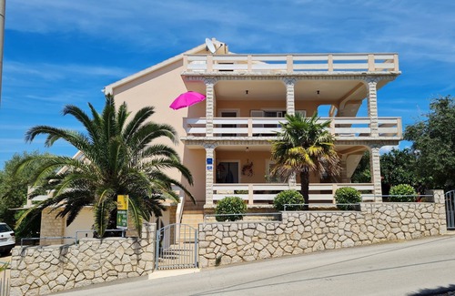Lun Apartment | Two bedroom apartment with terrace and sea view Lun, Pag (A-4062-a)