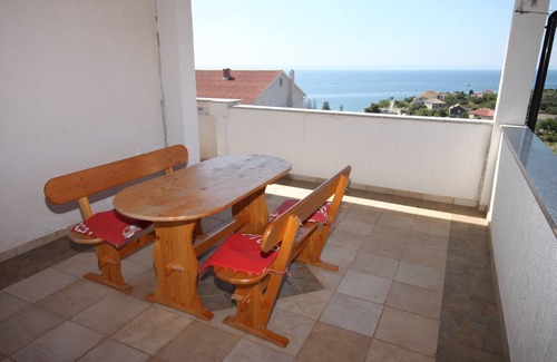 Lun Apartment | Two bedroom apartment with terrace and sea view Lun, Pag (A-6450-b)
