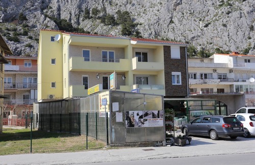 Omis Apartment | Two bedroom apartment with terrace Omiš (A-10362-a)