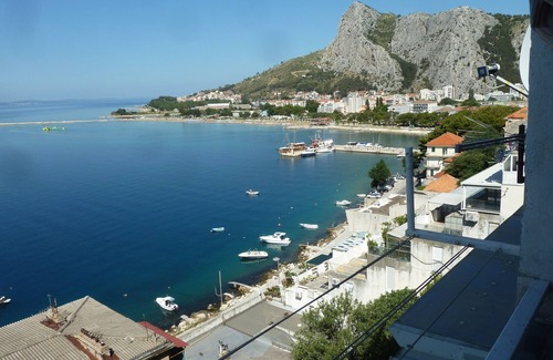 Omis Apartment | Two bedroom apartment with balcony and sea view Omiš (A-15485-a)