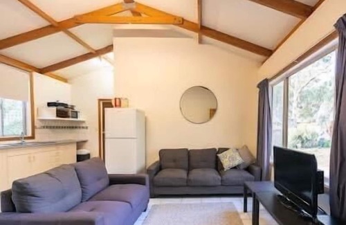 Woolundunga House | Two-Bedroom Bungalow - Self Contained, Two Bedroom Bungalow with 1 Queen, 1 Double/Single Bunk Bed & 1 Single, Private Backyard
