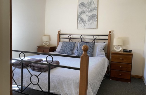 Woolundunga House | Two-Bedroom Bungalow - Self Contained, Two Bedroom Bungalow with 1 Queen, 1 Double/Single Bunk Bed & 1 Single, Private Backyard