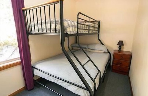 Woolundunga House | Two-Bedroom Bungalow - Self Contained, Two Bedroom Bungalow with 1 Queen, 1 Double/Single Bunk Bed & 1 Single, Private Backyard