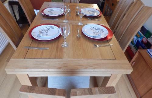 Cherry Hinton House | Two bedroom corporate and family stay with parking - Orbitat Accommodations