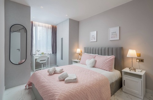 Fryent Apartment | Two bedroom flat with garden