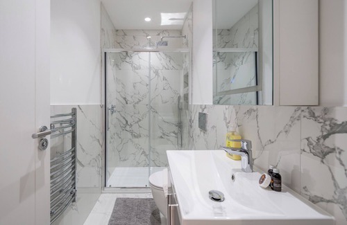 Fryent Apartment | Two bedroom flat with garden