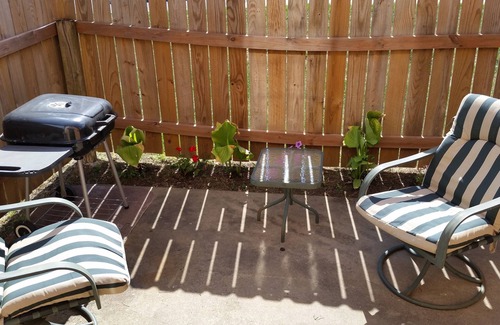 Lawrence Condo | Two Bedroom Fully Equipped Condo 5 Minutes from Campus