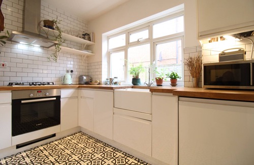 London Borough of Hounslow Apartment | Two Bedroom Garden Flat with Private Parking