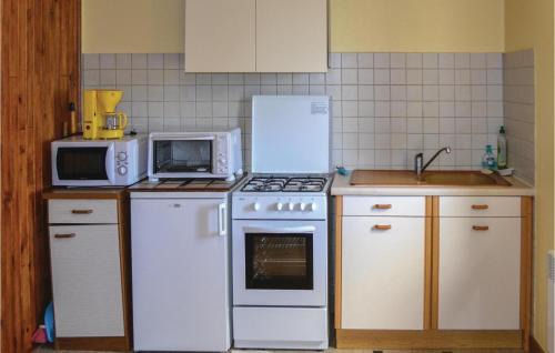 Le Cayrol House | Two-Bedroom Holiday Home In Le Cayrol