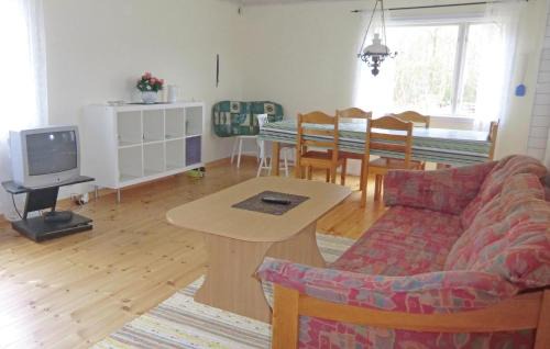 Hagaby House | Two-Bedroom Holiday Home In Löttorp