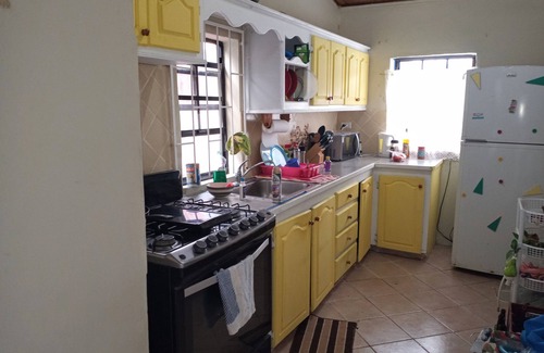 Henrys House | Two-bedroom house for rent in the city, 2 minutes from popular Brown's Beach.