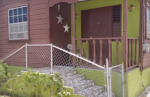 Henrys House | Two-bedroom house for rent in the city, 2 minutes from popular Brown's Beach.