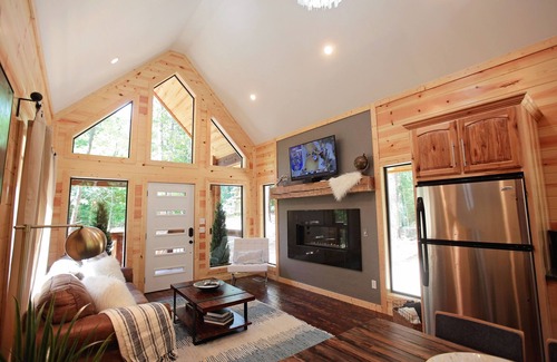 Broken Bow Cabin | Two Bedroom Sleeps 8 by Broken Bow Lake & The Cedar Creek Golf Course & Hot Tub