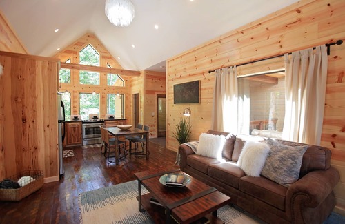 Broken Bow Cabin | Two Bedroom Sleeps 8 by Broken Bow Lake & The Cedar Creek Golf Course & Hot Tub