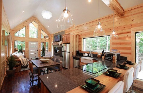 Broken Bow Cabin | Two Bedroom Sleeps 8 by Broken Bow Lake & The Cedar Creek Golf Course & Hot Tub