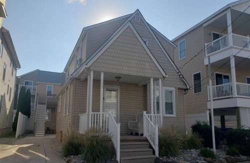 Wildwood Cottage | Two bedroom villa near Morey's Pier & Wildwood Boardwalk