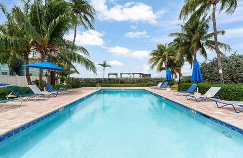 Seven Mile Beach Apartment | Two Bedroom with Perfect balance of affordability and convenience!