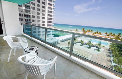 Mid Beach Apartment | Two bedroom with Pool next to the Ocean -