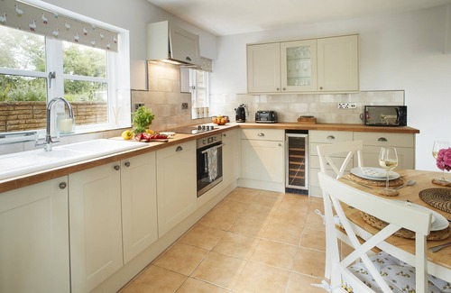 South Littleton Apartment | Two bedroomed property situation in a beautiful secluded location with patio area overlooking fields
