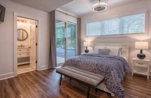 Lake Norman of Catawba House | Two best houses on the Lake: The Retreat The Lodge and the Cottage | Pool | Pickleball Court